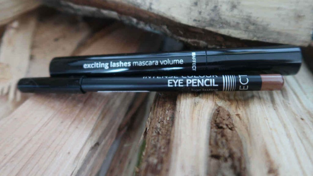 natural makeup look with this eye pencil and mascara